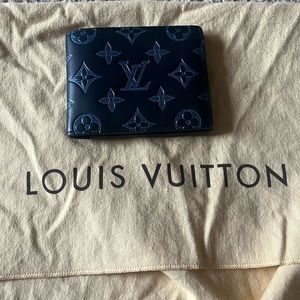 Authentic Louis Vuitton men’s multiple wallet.